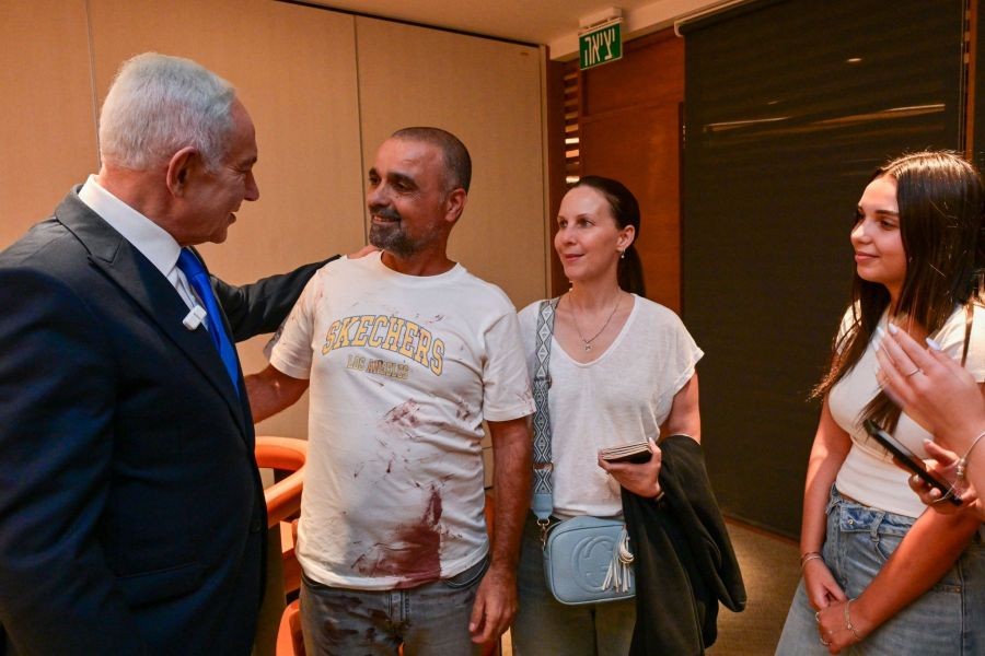 Prime Minister Benjamin Netanyahu meets Ynav Sharir, who broke into the cockpit and helped restrain the co-pilot during a FlyDubai flight from Dubai to Israel, in Ben Gurion Airport, Israel on September 30, 2026. (Photo: IANS/X/@IsraeliPM_heb)